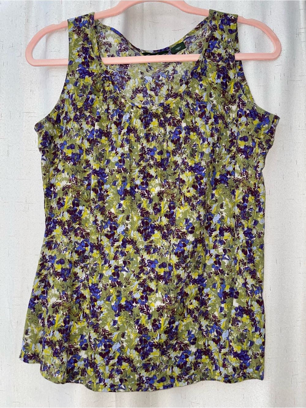 Eddie Bauer Scoop Neck Sleeveless Blouse in Olive, Blue & Purple Abstract Floral